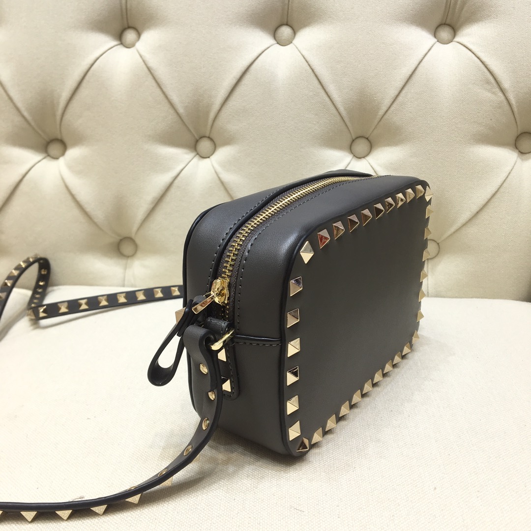 Va1e*ntin0 small rockstud grainy leather crossobody bag gray vw2b0809 18 x 6 x 12 cm