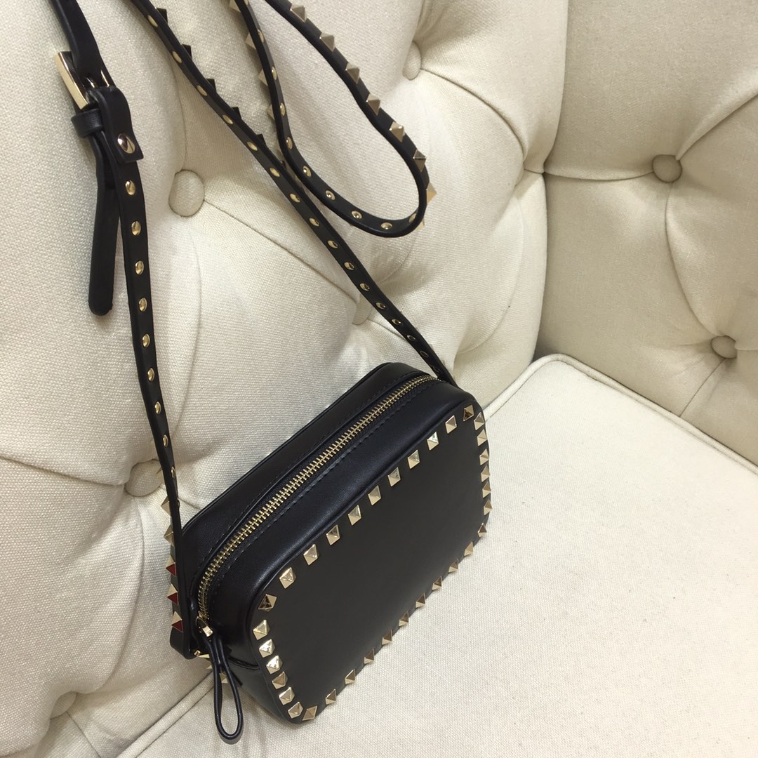 Va1e*ntin0 small rockstud grainy leather crossobody bag gold metal vw2b0809 18 x 6 x 12 cm