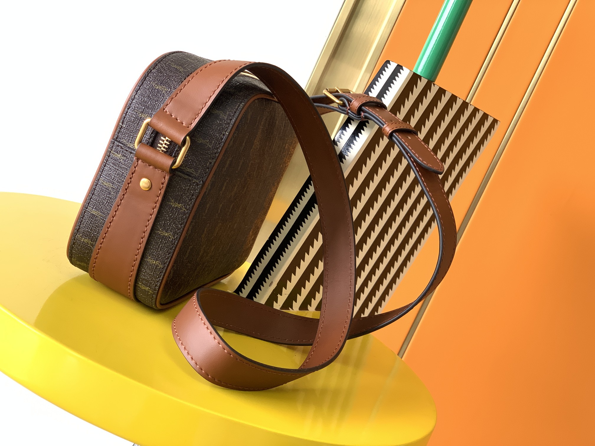 Y51 le monogramme camera bag in monogram canvas and smooth leather 6699572 21.5 x 15 x 7 cm