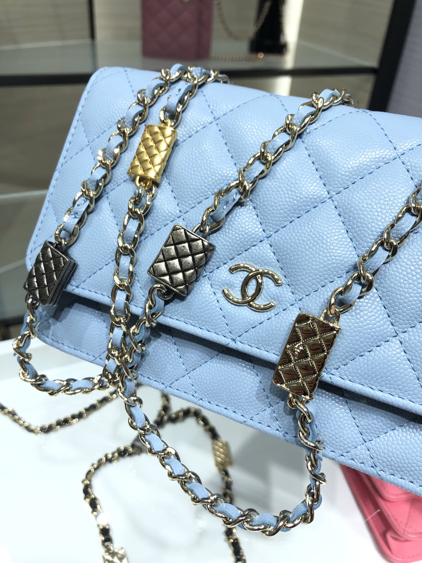 Ch**el wallet on chain blue ap2400 19 cm