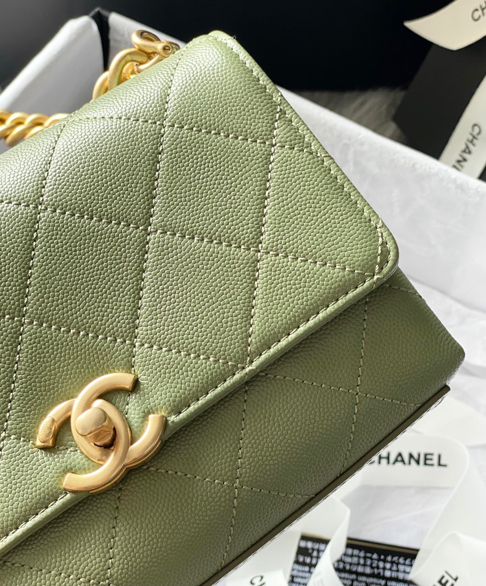 Ch**el mini flap bag gold-tone metal green as2711 19.5 x 14 x 9 cm