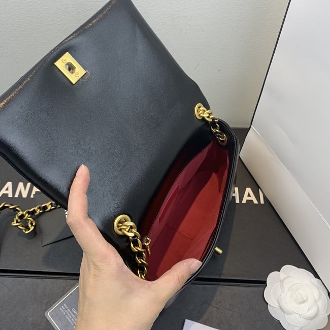 Ch**el shiny quilted lambskin flap bag black as1895 20 x 13 x 7 cm