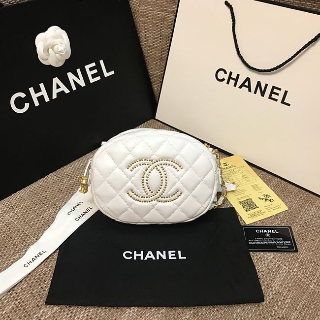 Ch**el lambskin studded logo camera case white as1511 13 x 20 x 5 cm