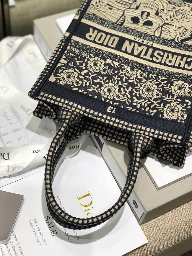 D10r vertical book tote embroidery 01 20 x 26 x 10 cm