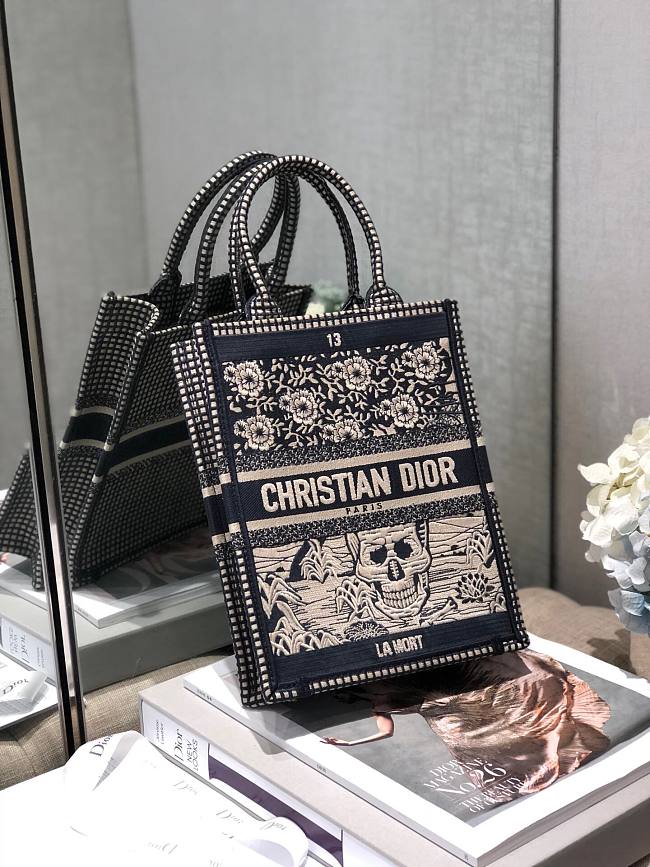 D10r vertical book tote embroidery 01 20 x 26 x 10 cm