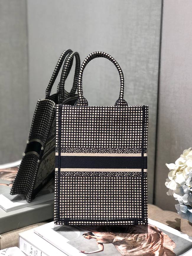 D10r vertical book tote embroidery 01 20 x 26 x 10 cm