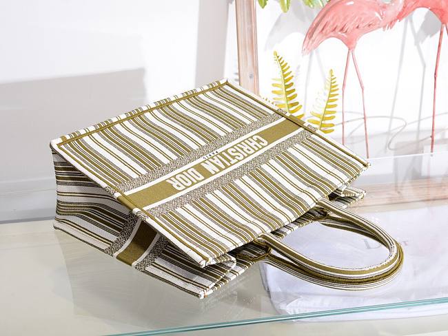 D10r book tote green check