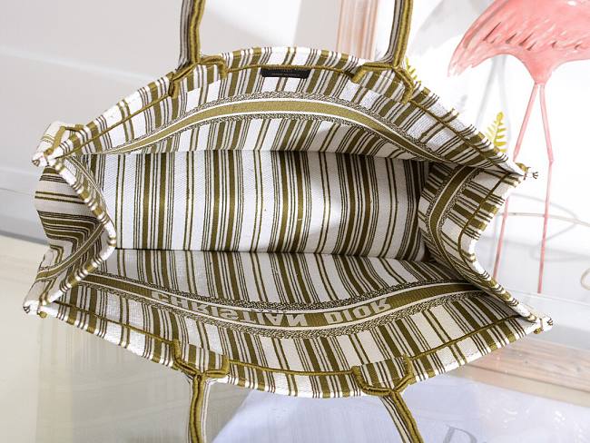 D10r book tote green check