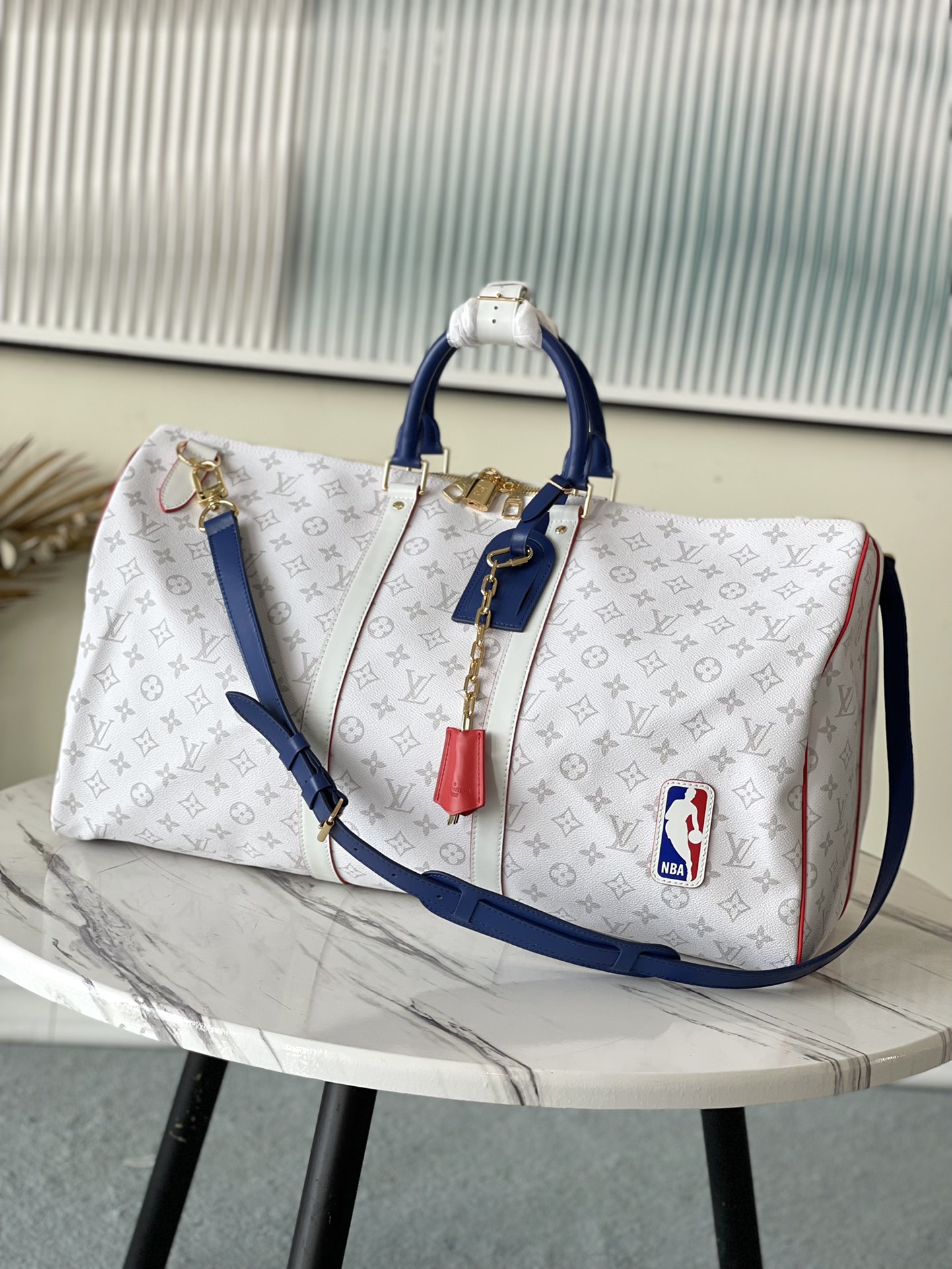 l0vis Vvtt0n lvxnba basketball keepall white m45586 55 x 27 x 20 cm