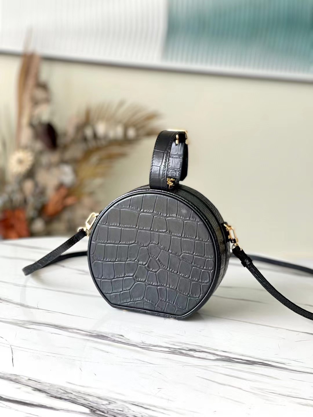 l0vis Vvtt0n petite boite chapeau crocodile leather black n93597 17.5 x 16.5 x 7.5 cm