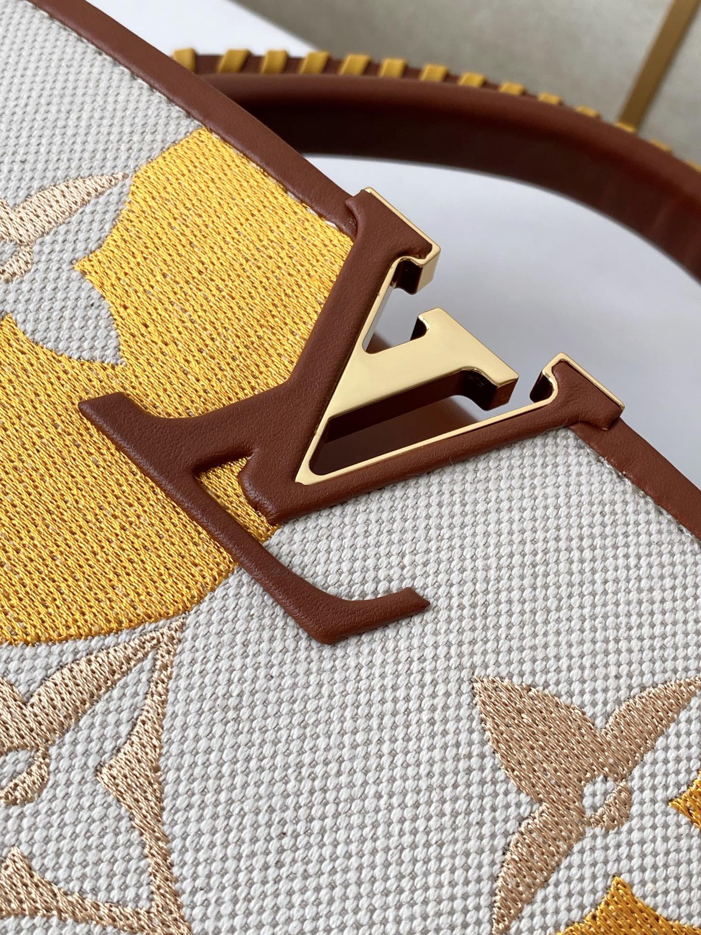 l0vis Vvtt0n capucines mm two-color braided yellow 31.5 × 20 × 11 cm