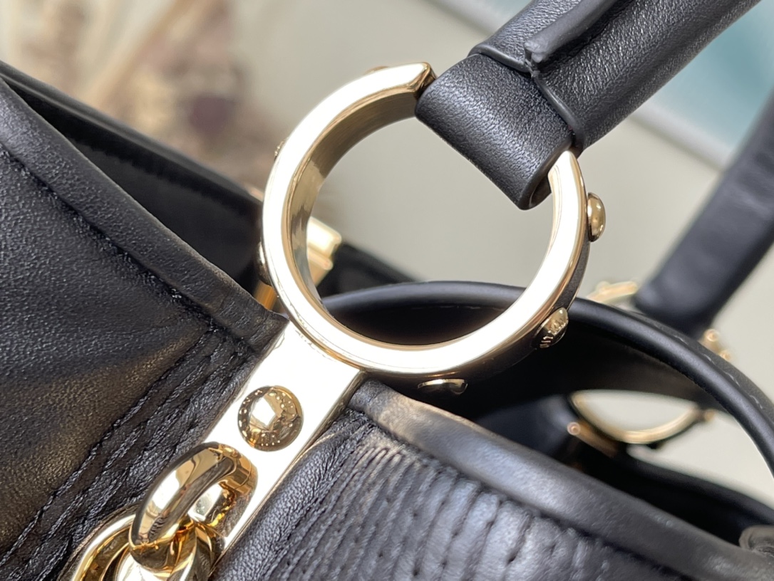 l0vis Vvtt0n capucines mm damier quilt lambskin black 31.5 x 20 x 11 cm