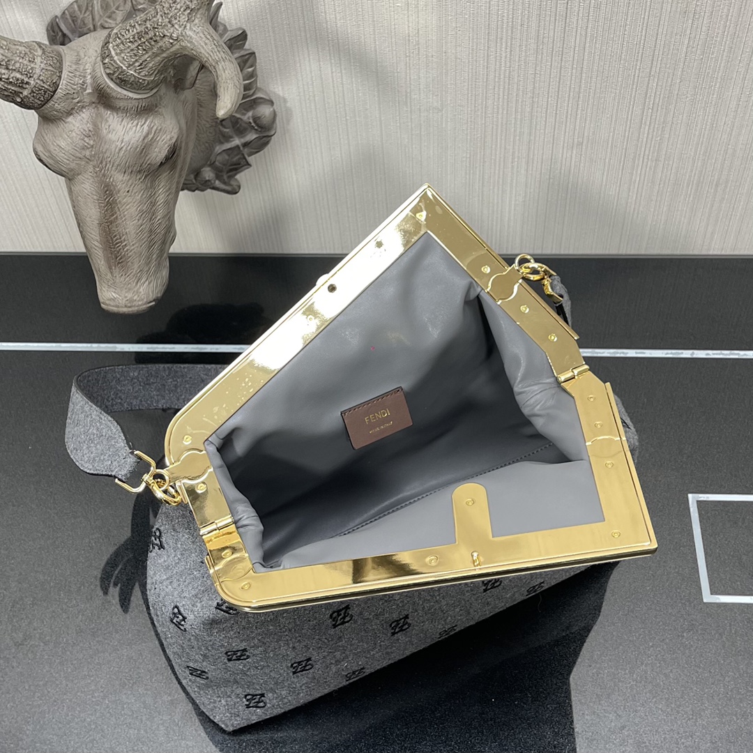 F**di medium first flannel gray 8bp127 32.5 x 15 x 23.5 cm