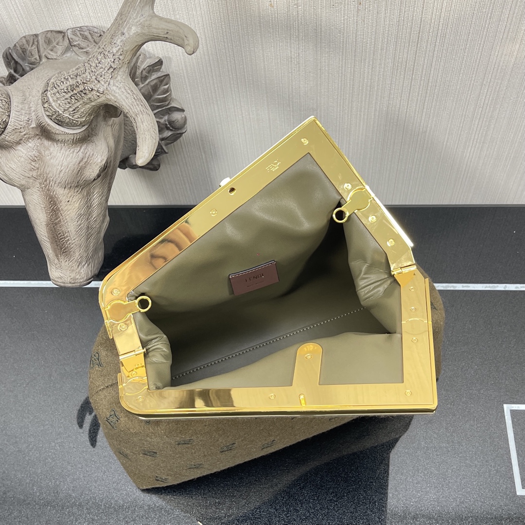 F**di medium first flannel olive green 8bp127 32.5 x 15 x 23.5 cm