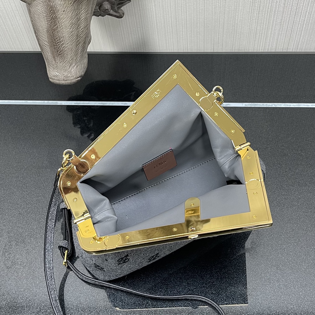 F**di small first flannel gray 8bp129abve 26 x 9.5 x 18 cm