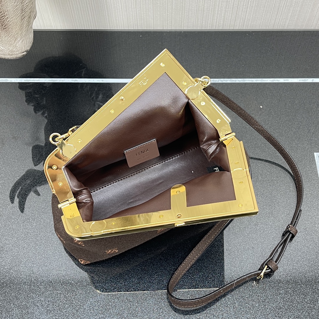 F**di small first flannel dark brown 8bp129abve 26 x 9.5 x 18 cm