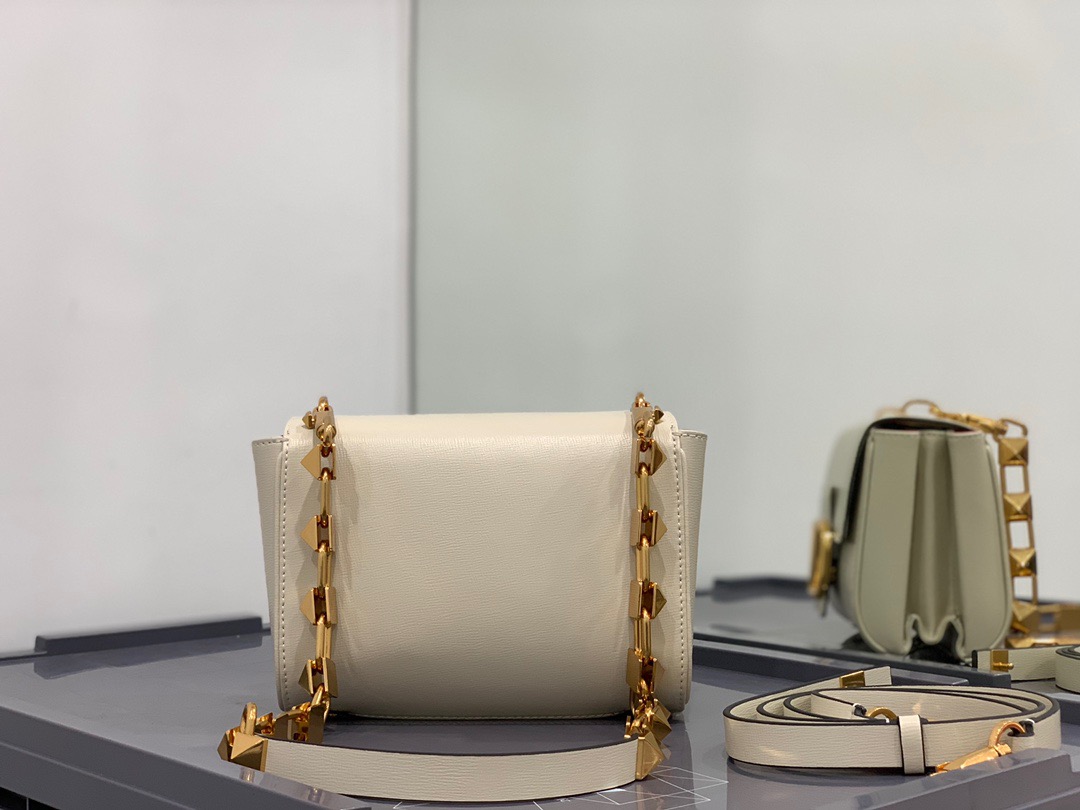 Va1e*ntin0 stud sign grainy leather shoulder bag white xw2b0j96cpd0no 20 x 15 x 7 cm