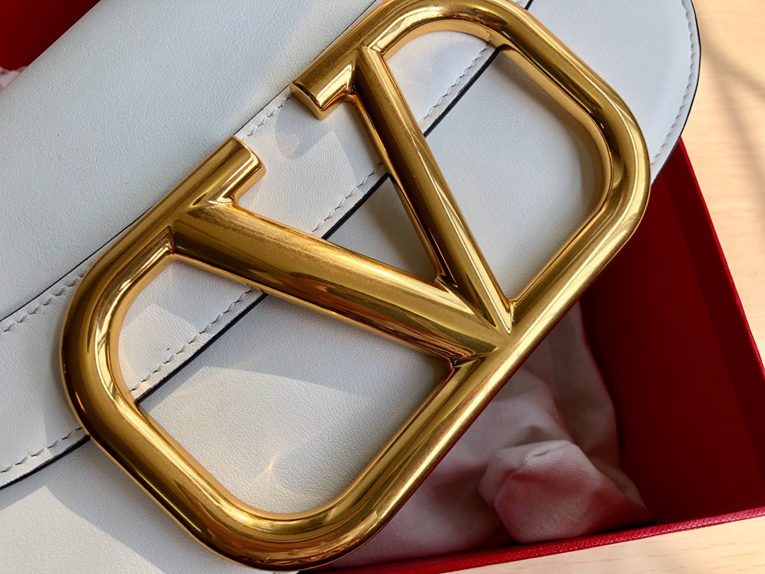 Va1e*ntin0 garavani s*pervee crossbody bag leather white wb0g09zxl 26.5 x 9 x 15 cm