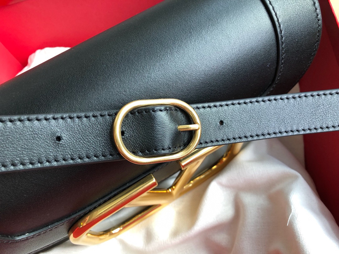 Va1e*ntin0 garavani s*pervee crossbody bag leather black wb0g09zxl 26.5 x 9 x 15 cm