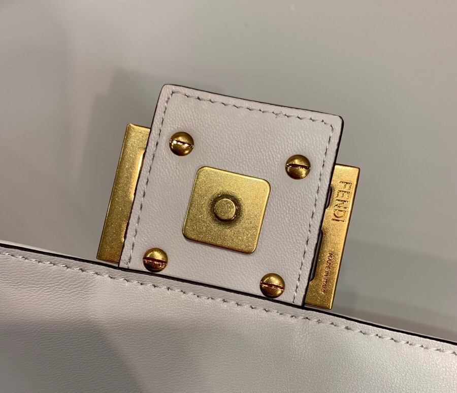 F**di baguette nappa leather white 8br600 26 x 5 x 15 cm