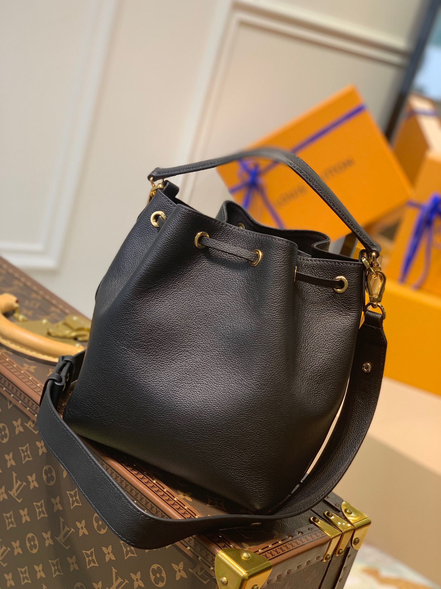 l0vis Vvtt0n lockme bucket bag black m57687 20 x 22 x 13 cm