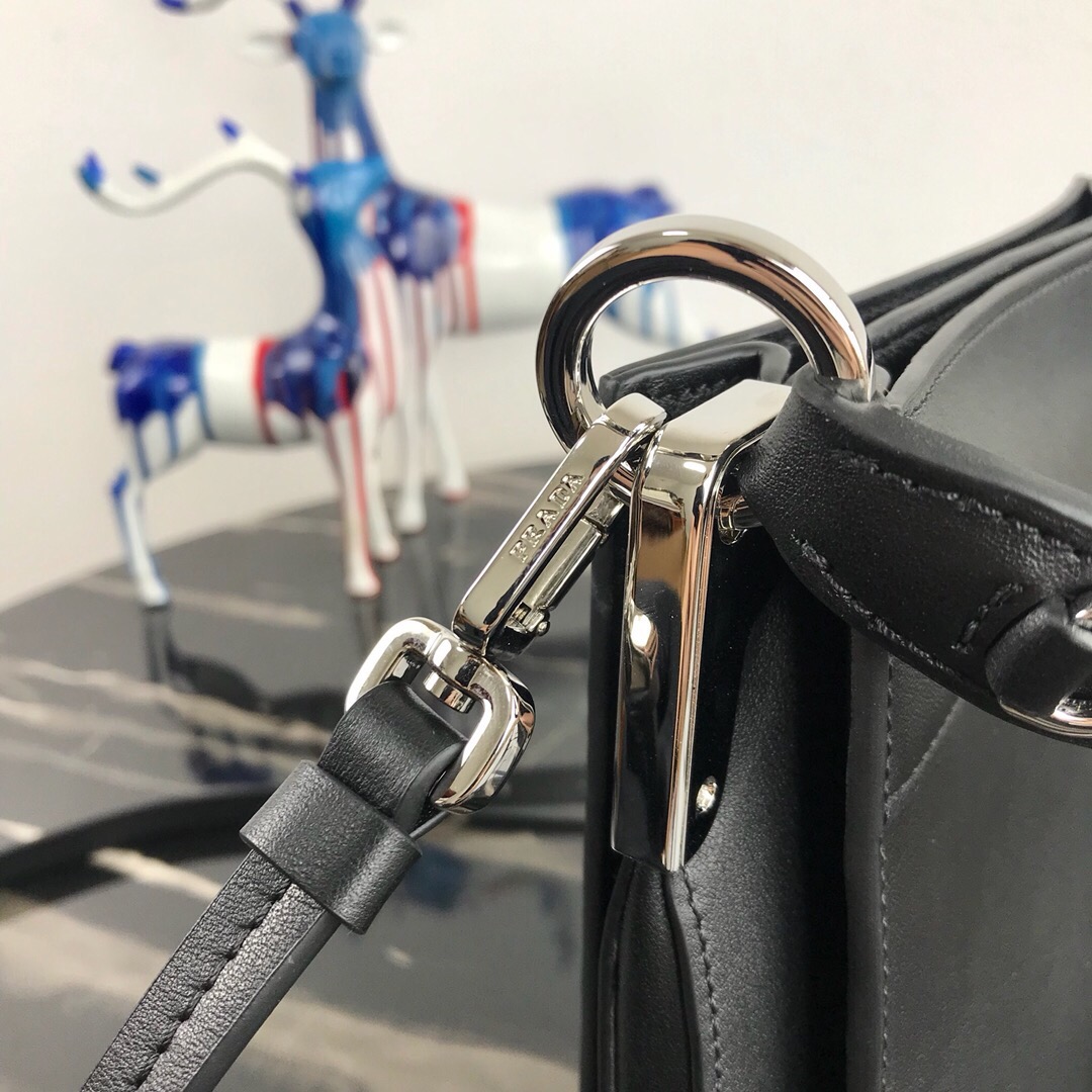 Pra*a small margit leather bag black 1bc082 20 x 7 x 20 cm