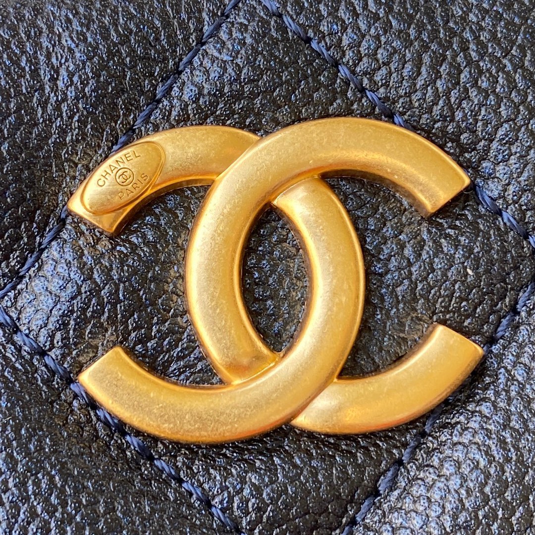 Ch**el mini camera case grained leather dark blue as2857 16 x 12 x 6 cm