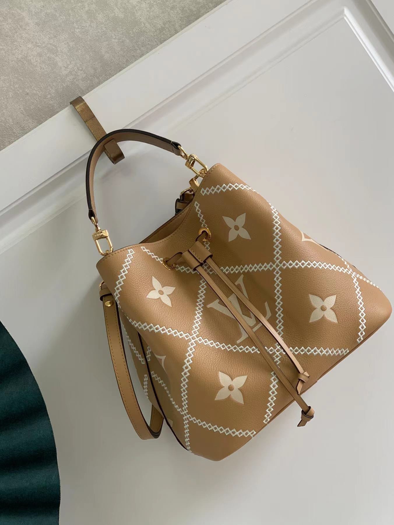 LV NÉONOÉ MM Monogram Bag M46023 26cm