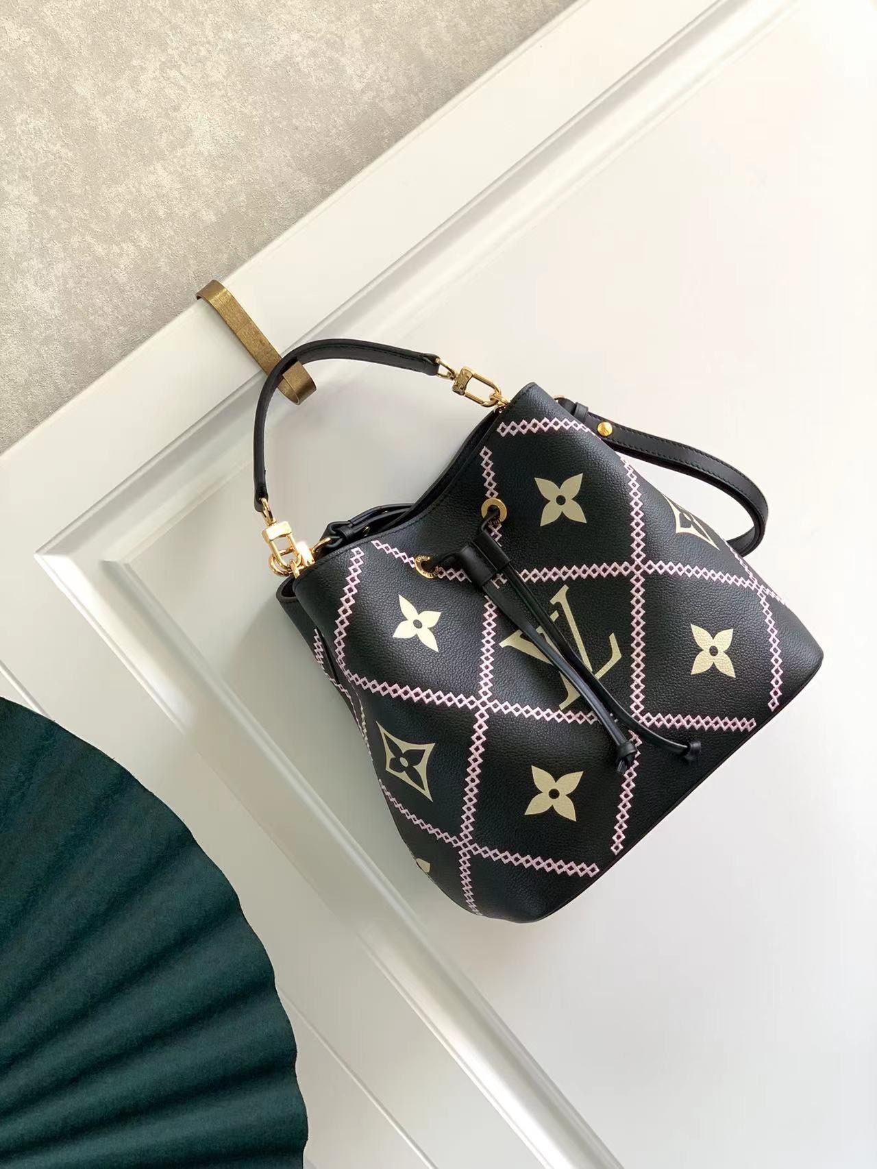 LV NÉONOÉ MM Monogram Bag M46029 26cm