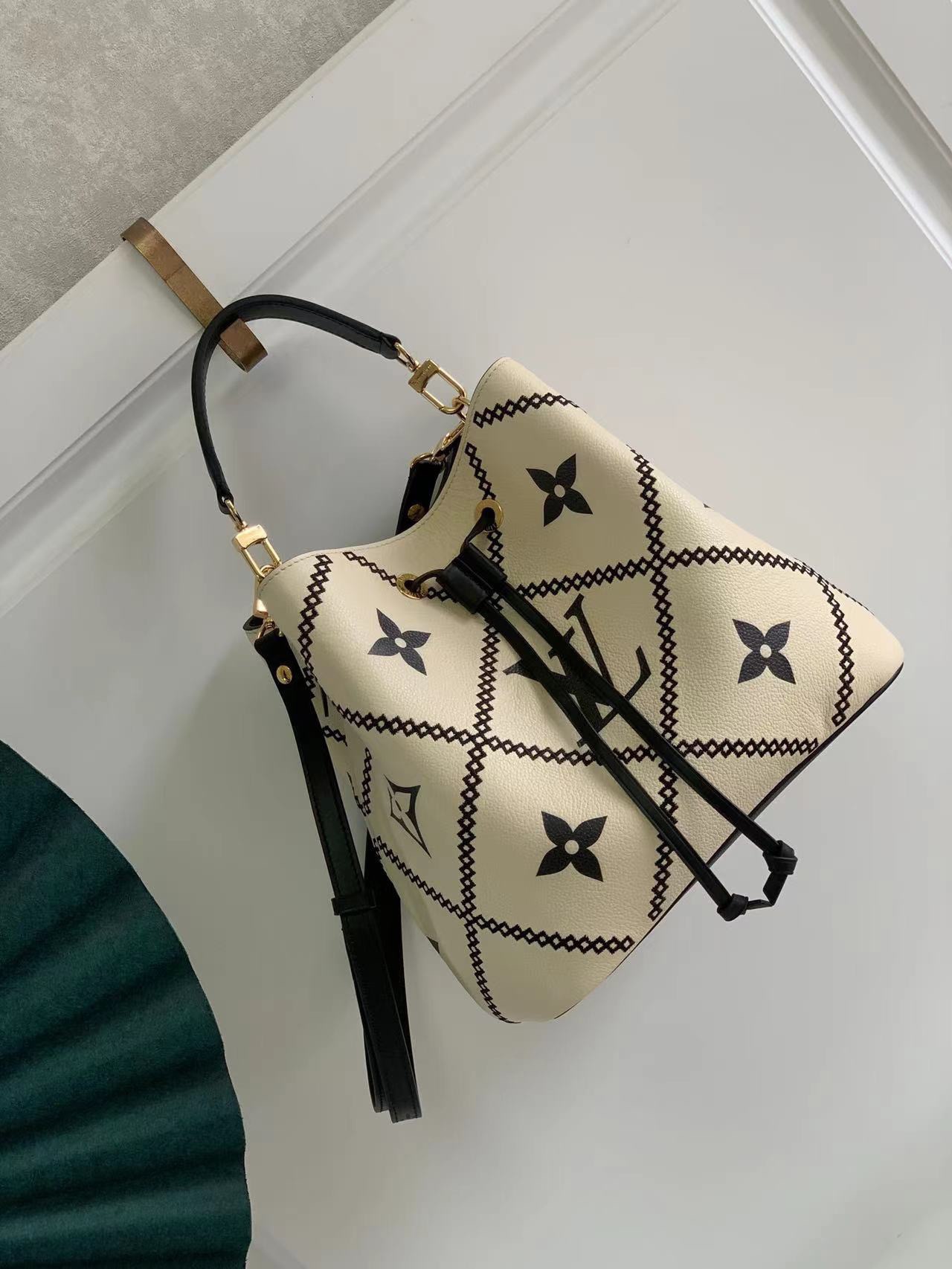 LV NÉONOÉ MM Monogram Bag M46028 26cm