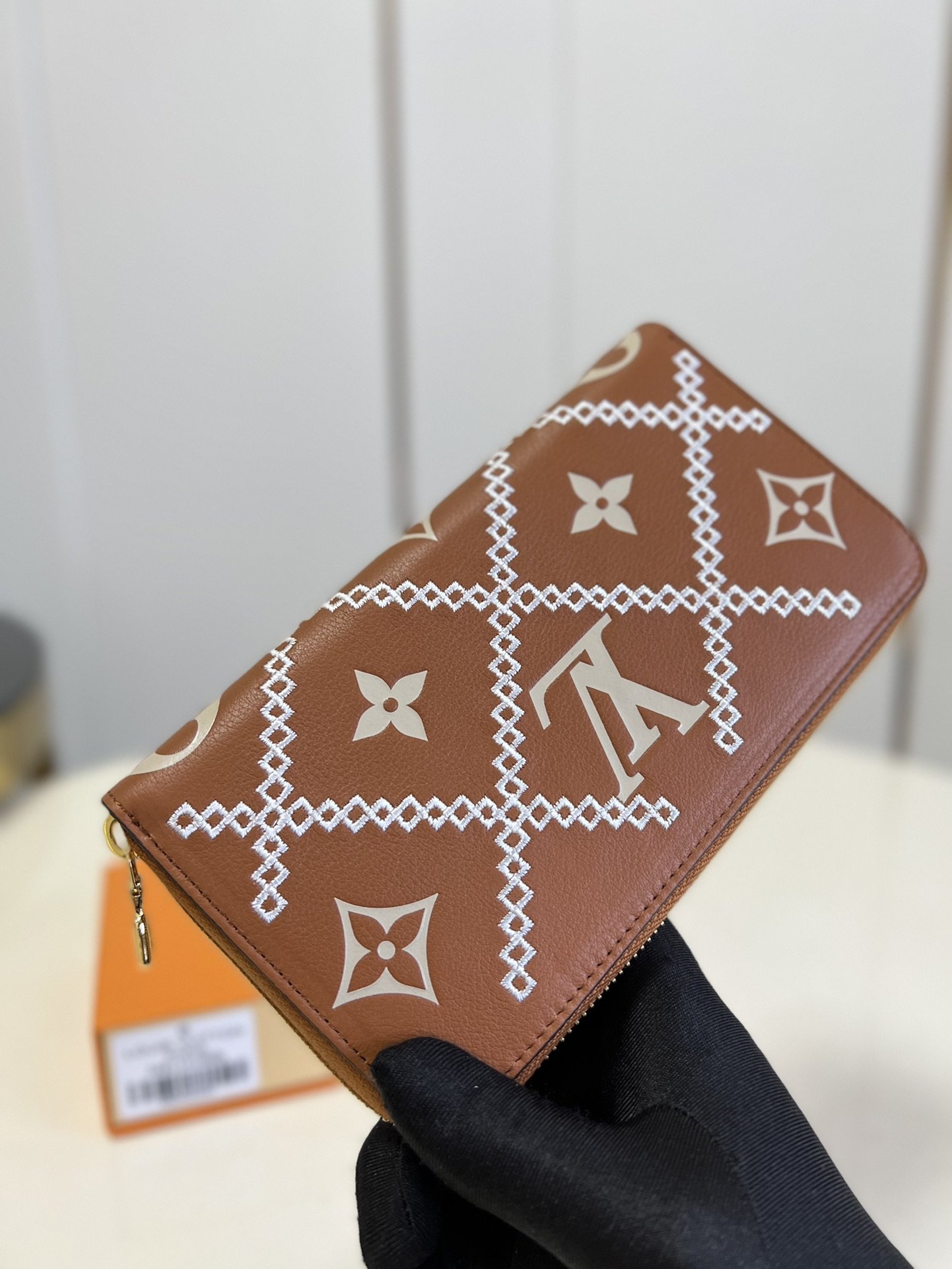 L-V M81141 Zippy Monogram Vernis brown 19.5cm