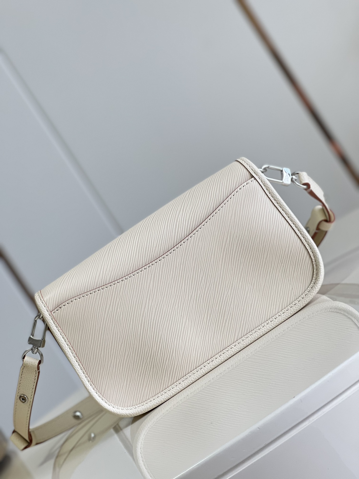 l0vis Vvtt0n buci handbag m59386 24.5cm 03