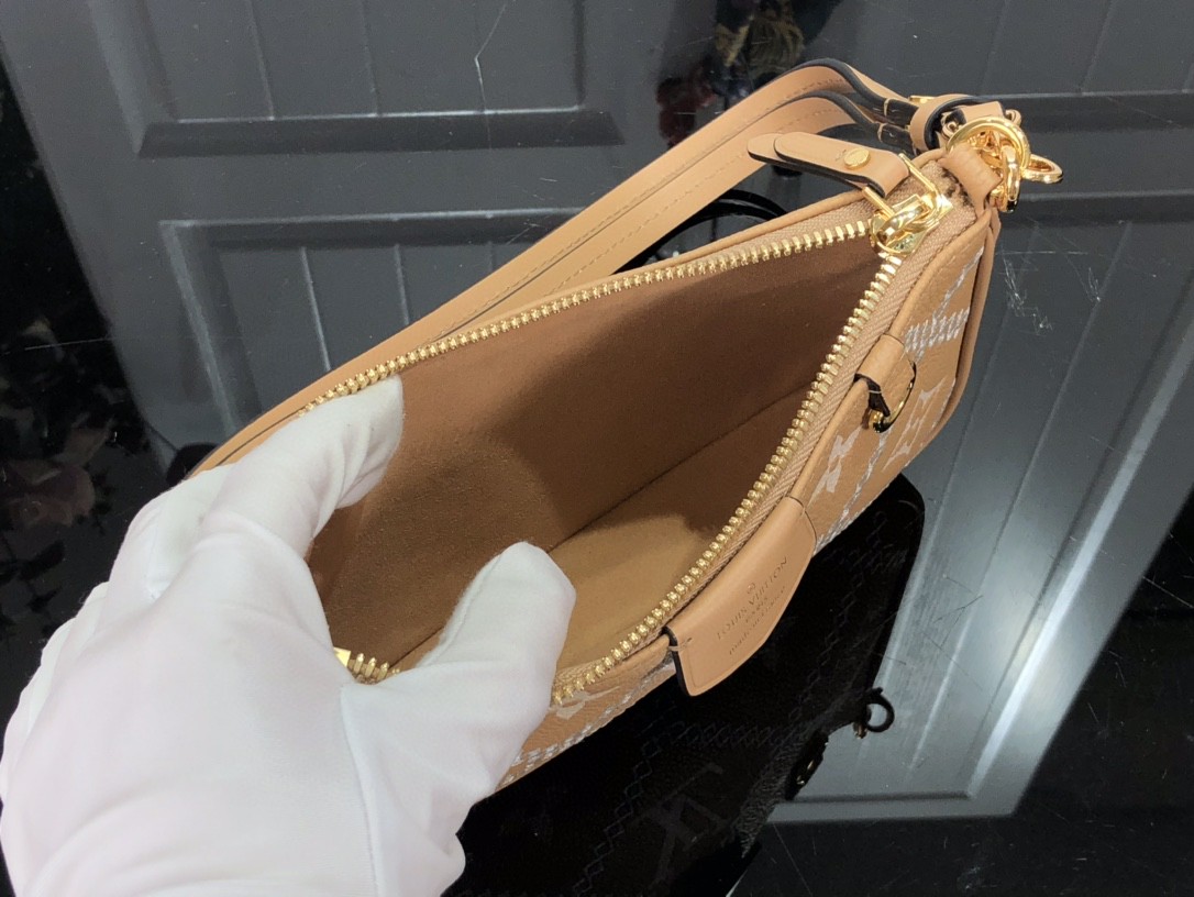 LV EASY POUCH ON STRAP M80349 19cm