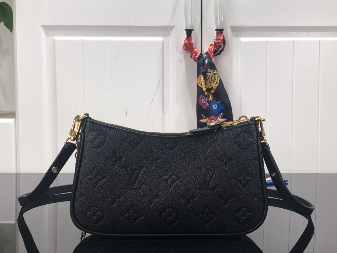 LV EASY POUCH ON STRAP M80356 19cm
