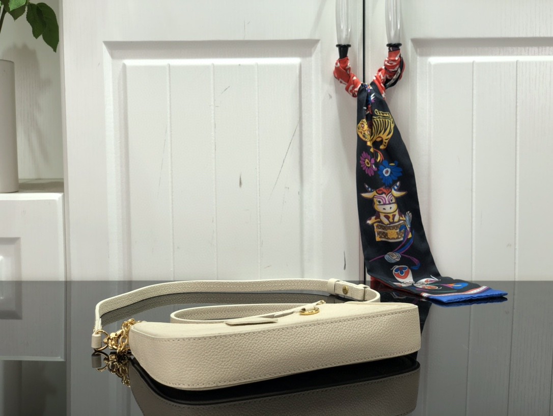 LV EASY POUCH ON STRAP M80345 19cm