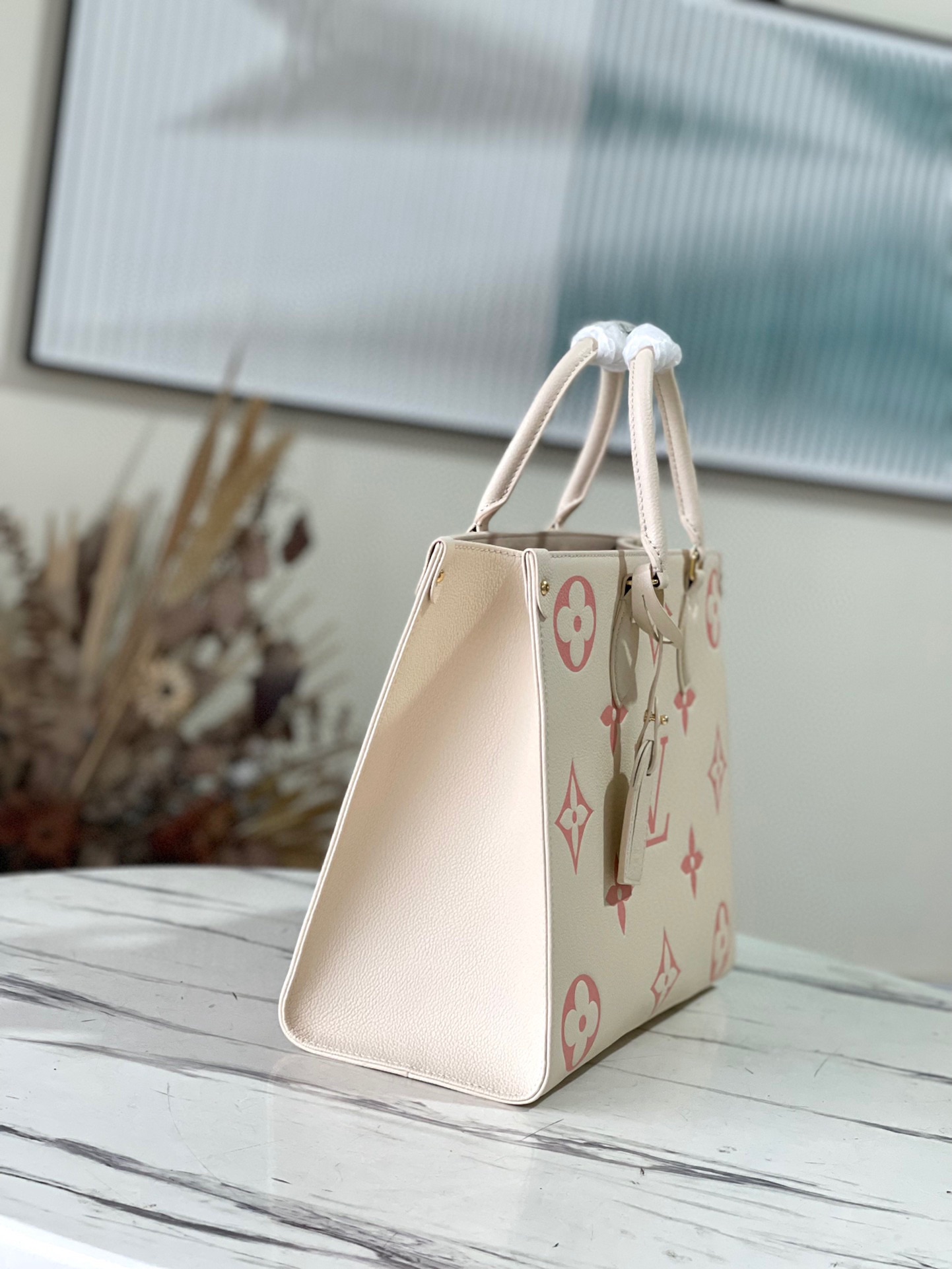 LV OnTheGo MM M45494 Crème Beige / Rose Trianon Pink - 35 x 27 x 14 cm