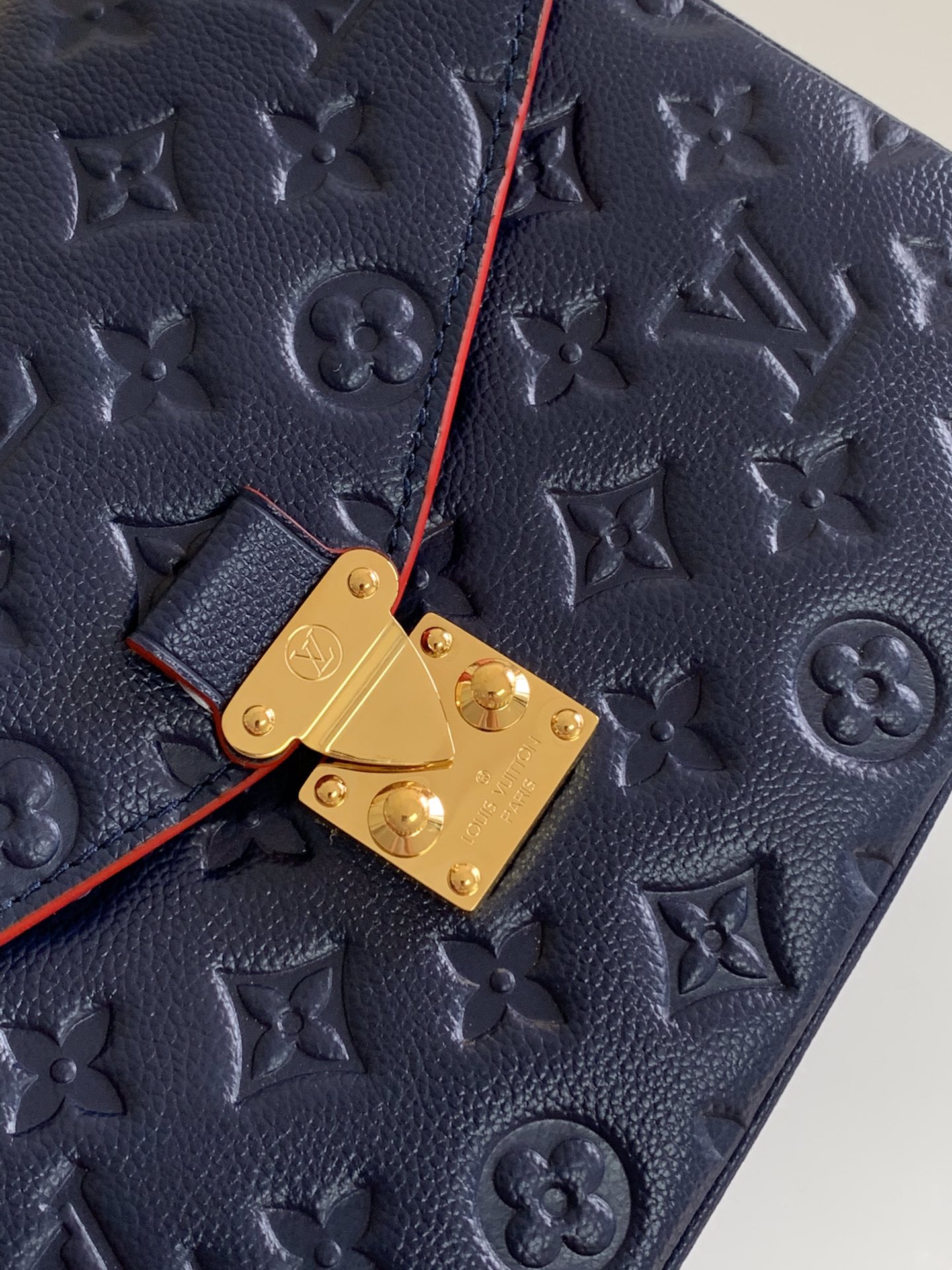 lV Pochette Métis Monogram Empreinte Leather Marian Rouge M41487 - 25x19x7cm