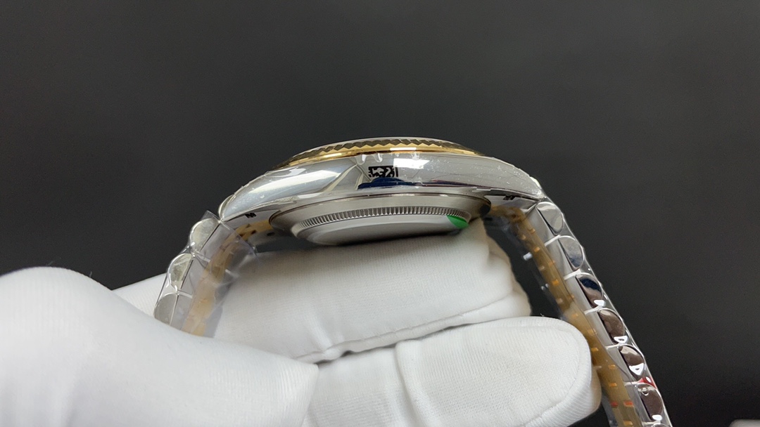 R01ex oyster perpetual date just golden