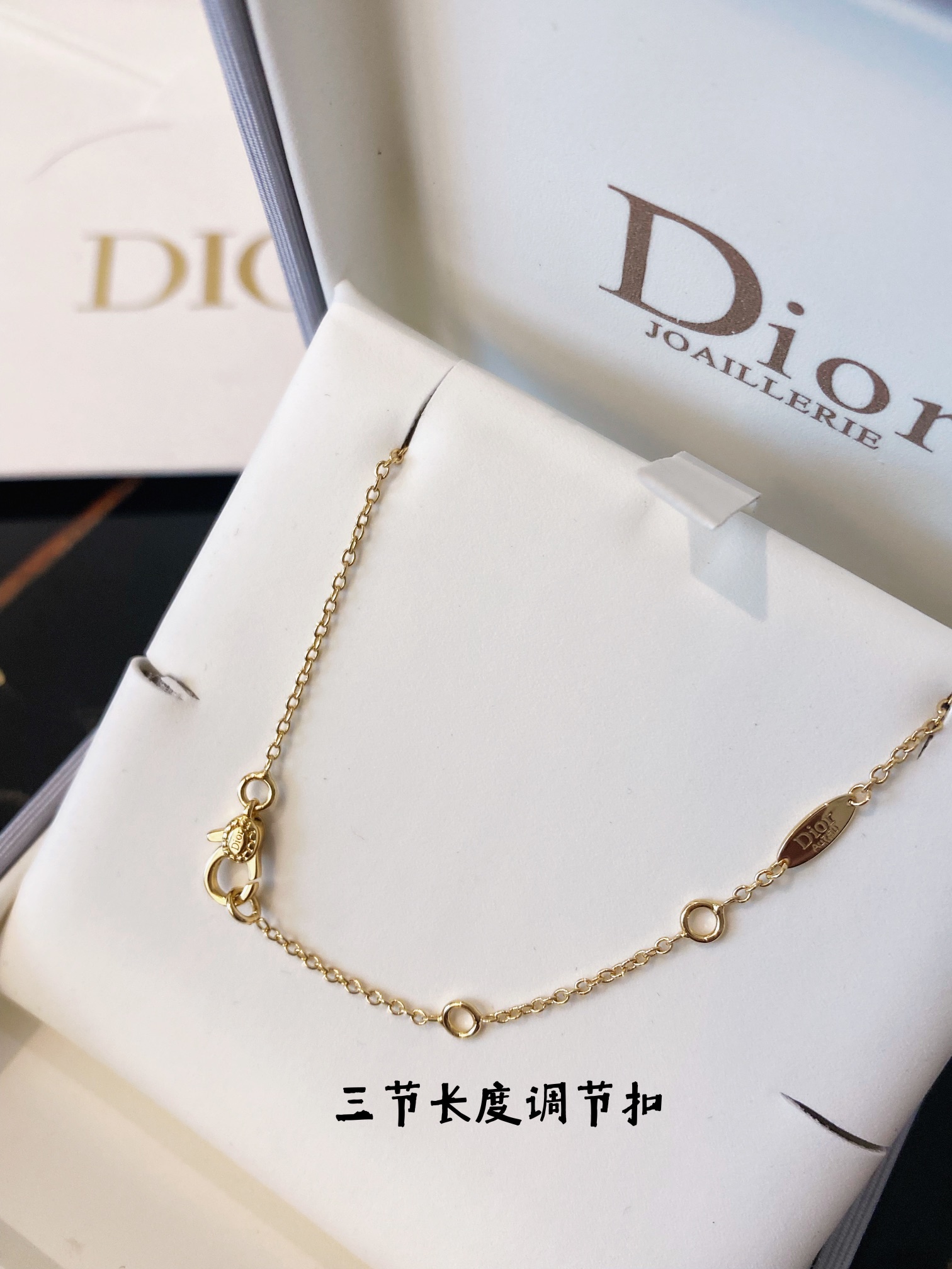 D10r vents white and golden necklace 001