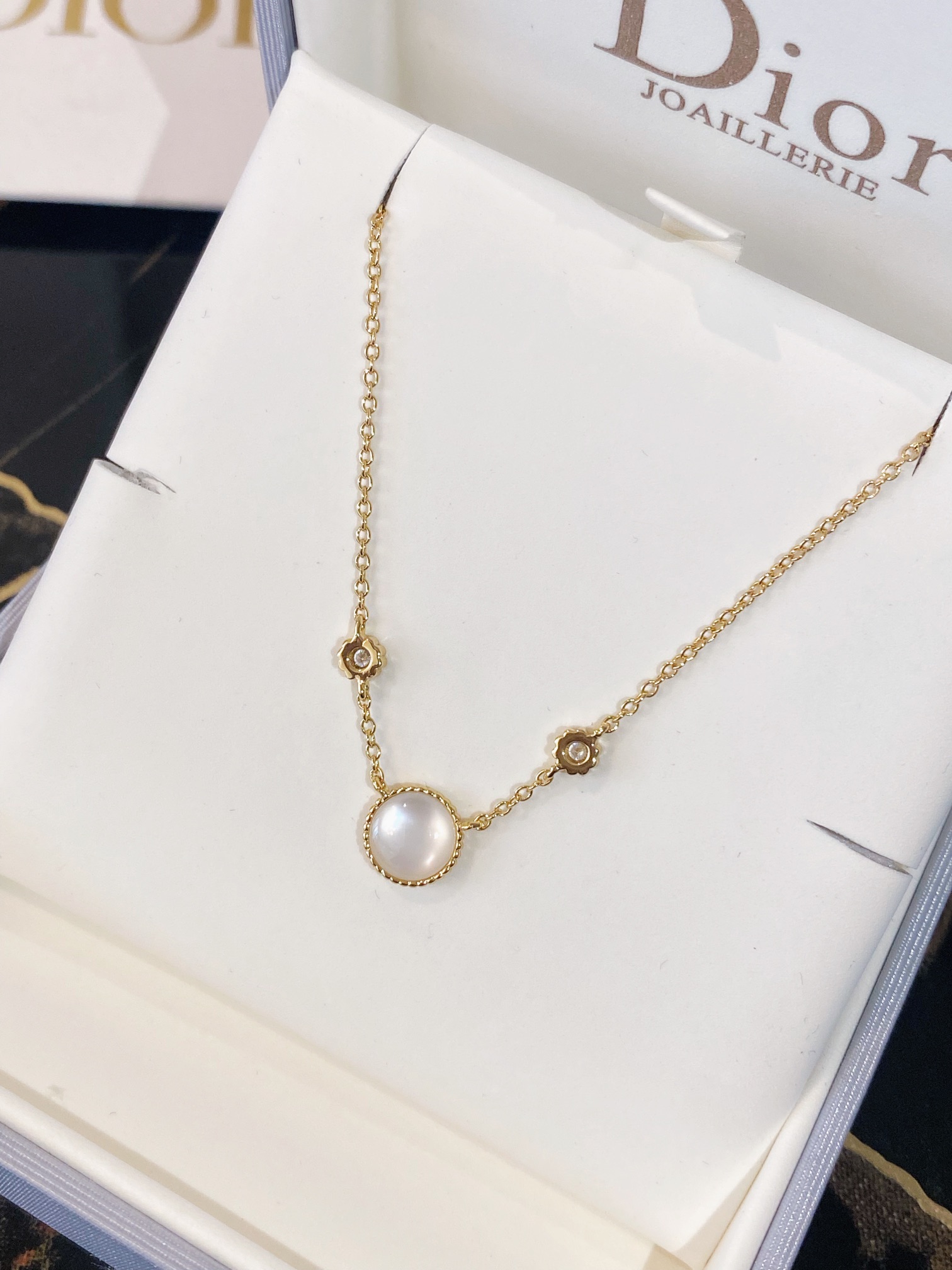 D10r vents white and golden necklace 001