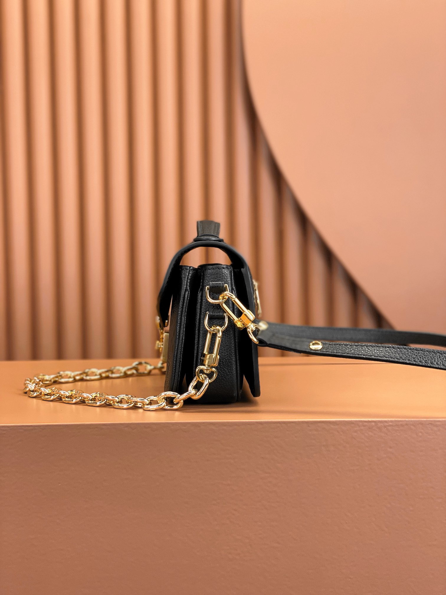 LV east west metis black 21.5x6x13.5cm M46595