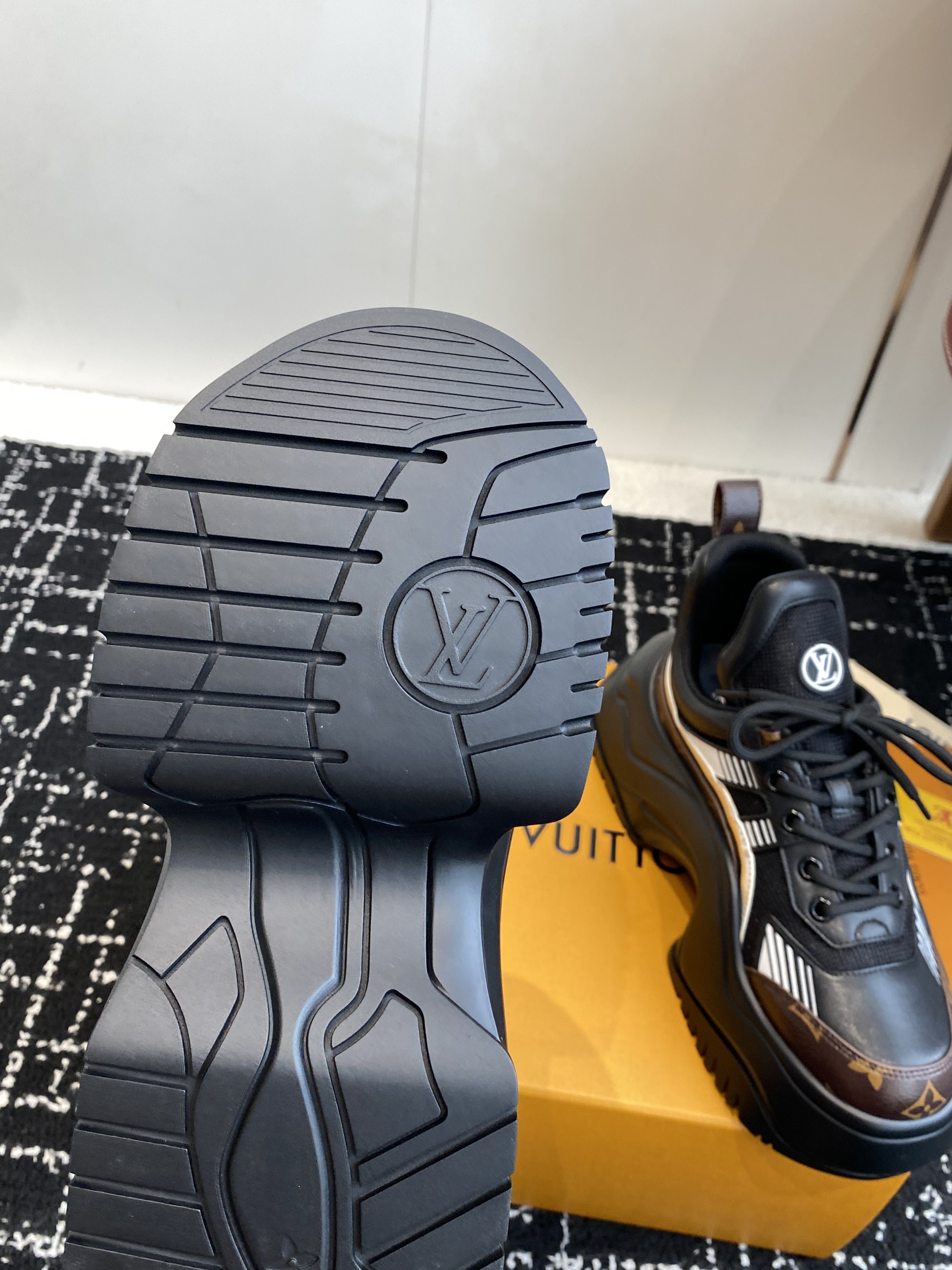 LV Sneaker 01