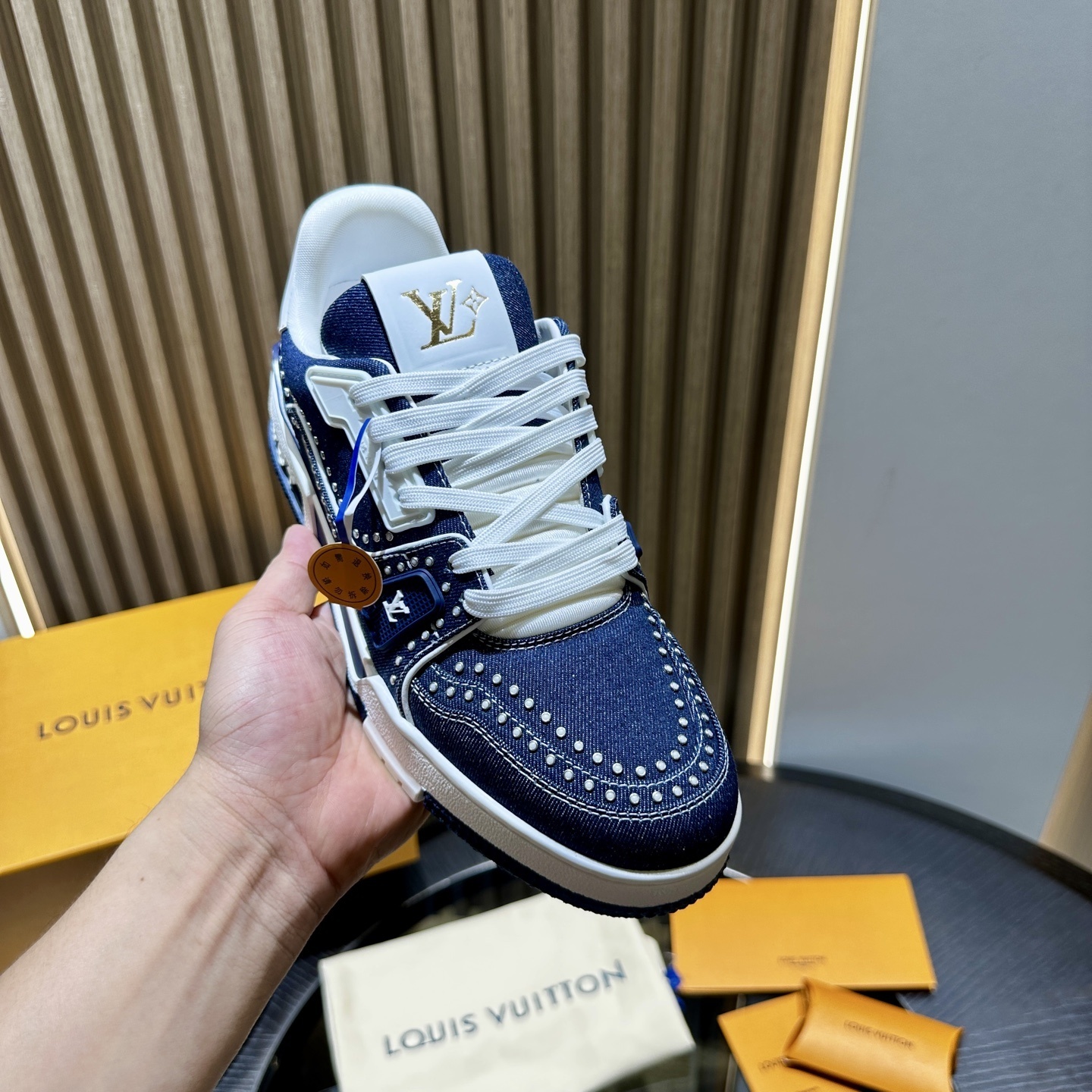 LV Sneaker 18