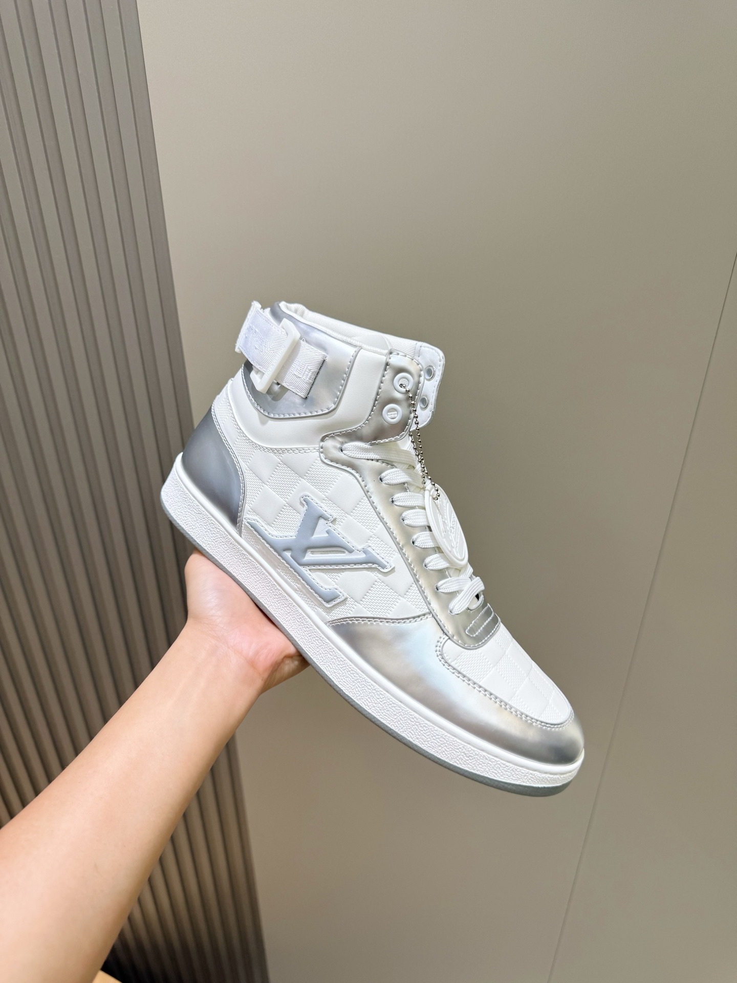 l0vis Vvtt0n high-top sneakers 03