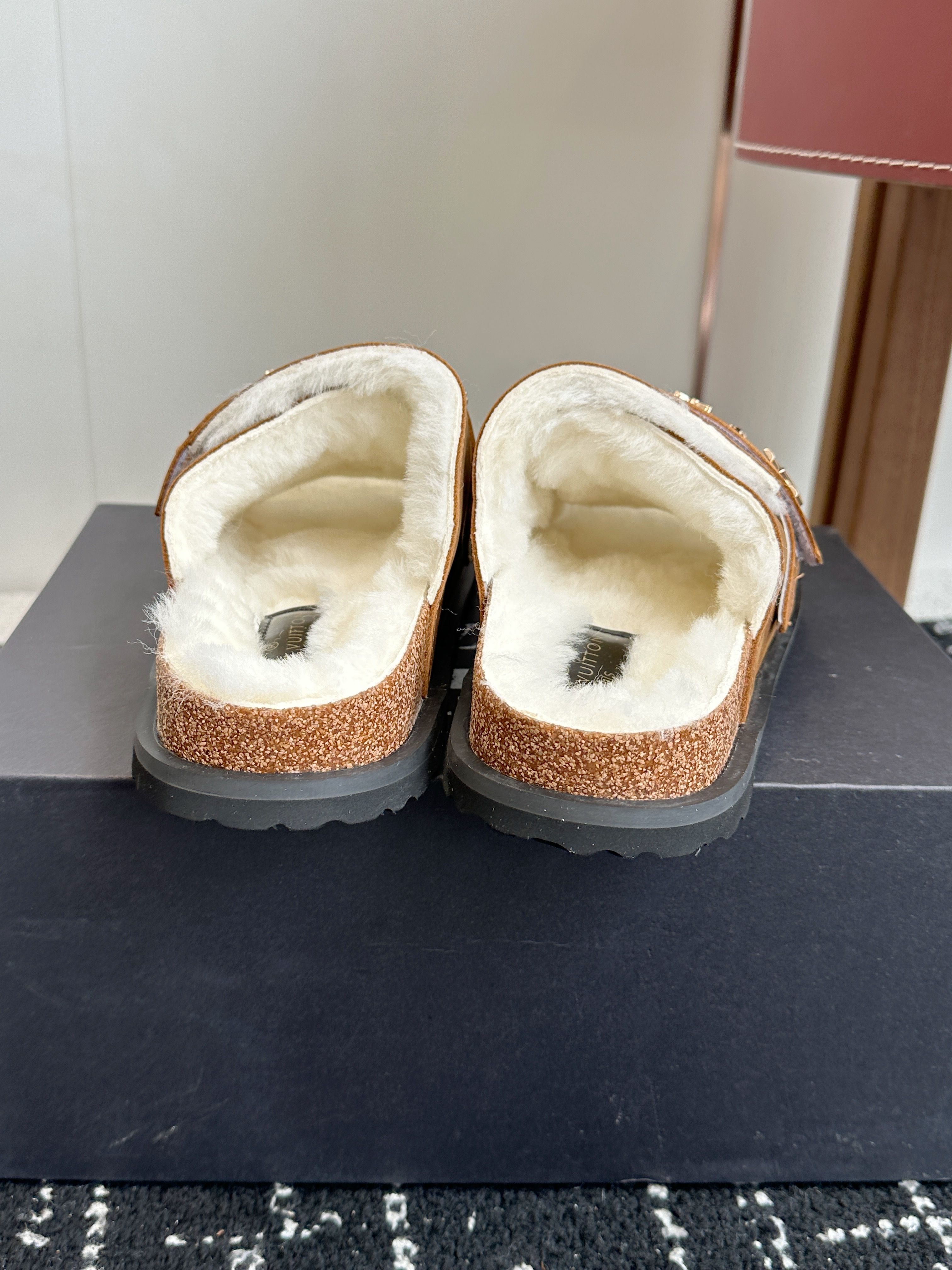 LV plush slippers 03