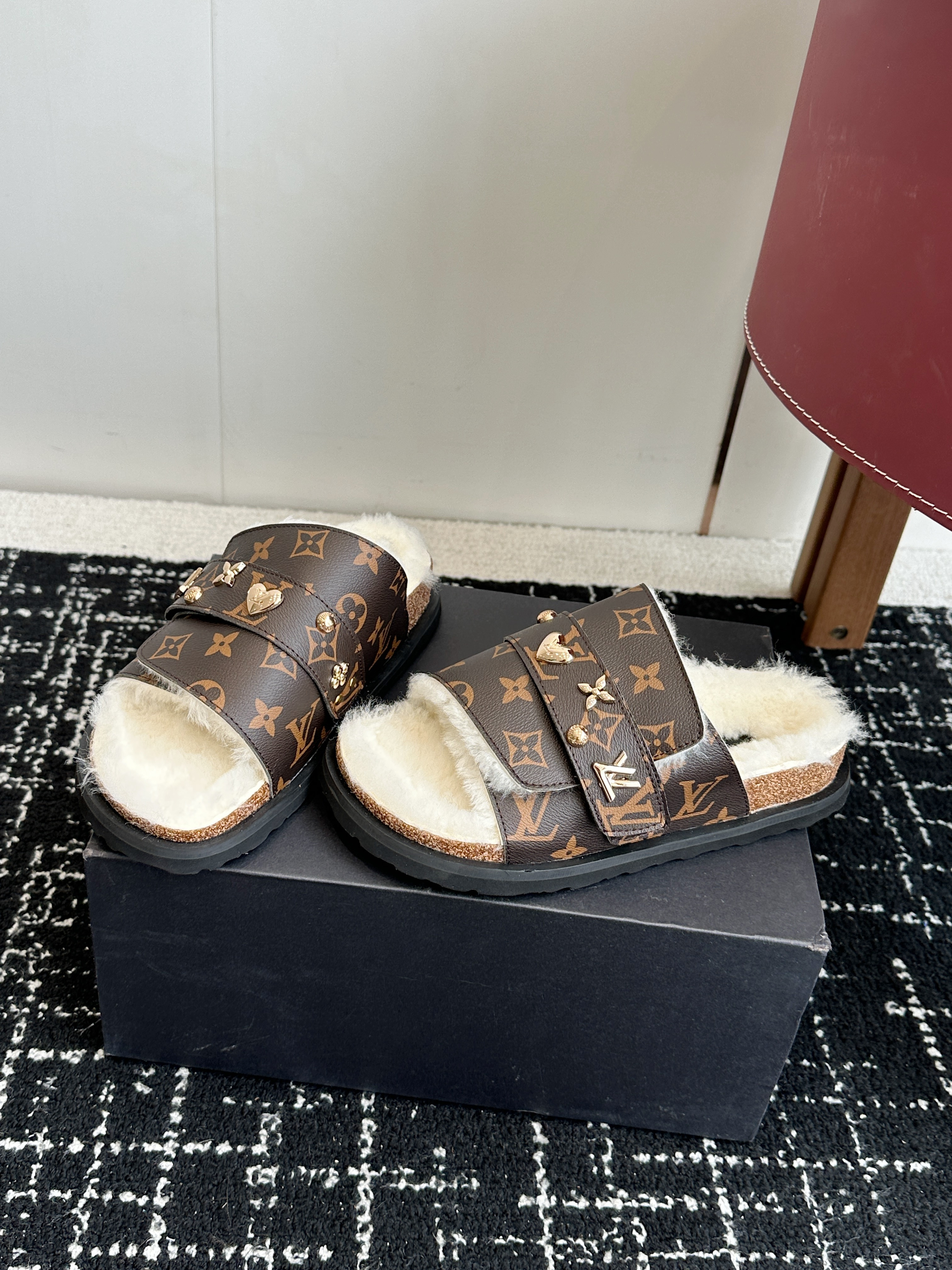 LV plush slippers 04
